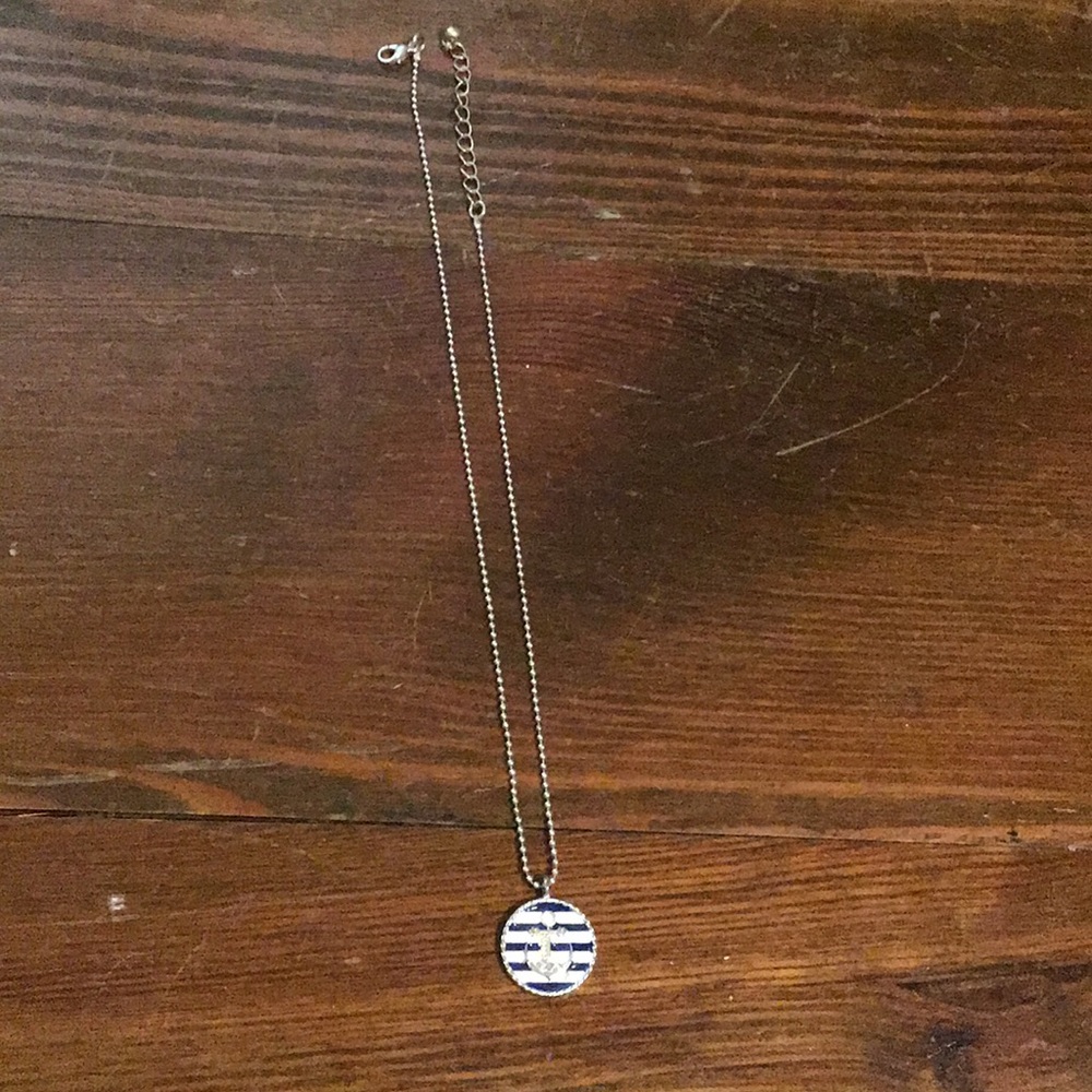 Super cute anchor necklace!
